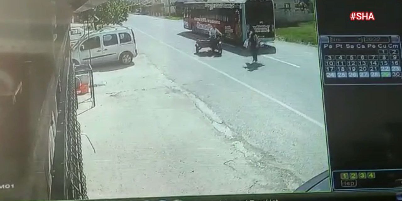 Otobüsten inen yayaya motosiklet çarptı 