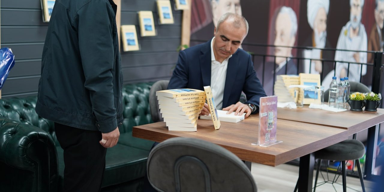 Yazar Savaş, okurlarıyla imza gününde buluştu 