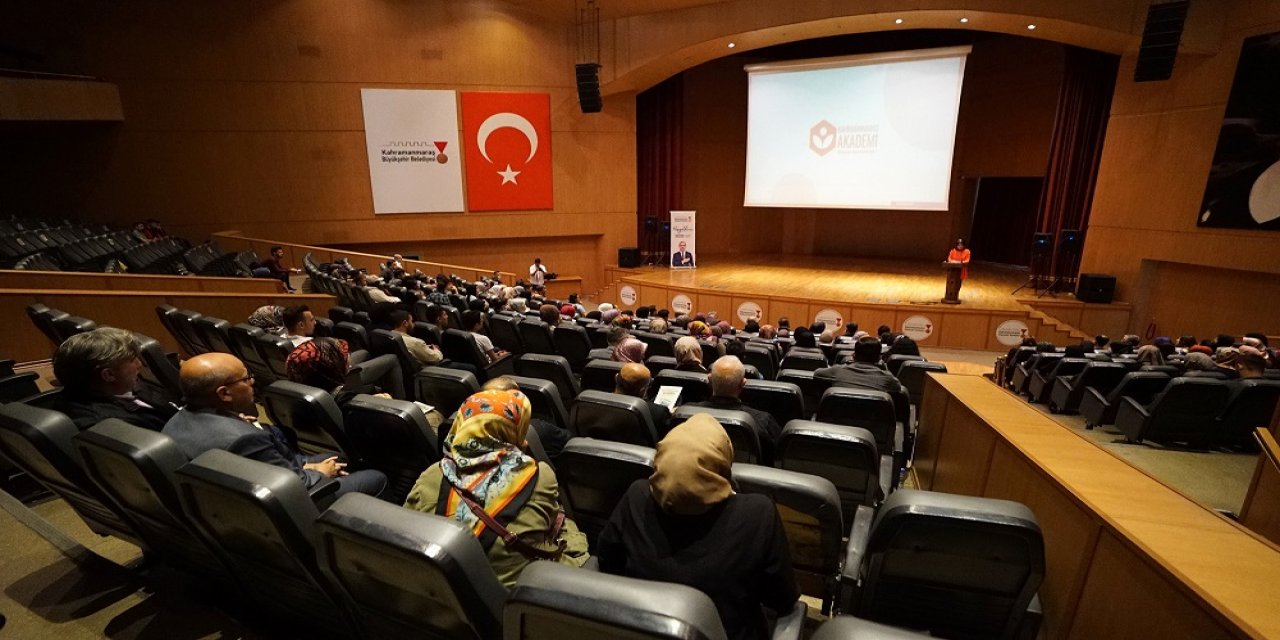 Akademi Yeni Mezunlarını Verdi