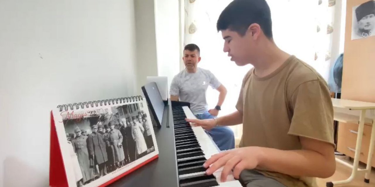 Otizmli Kubilay Atatürk’ü piyanosuyla andı  