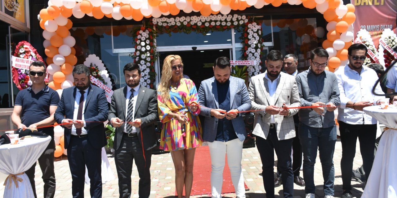 Tuğba Özay, GNC Tekno Store’nin açılışını gerçekleştirdi