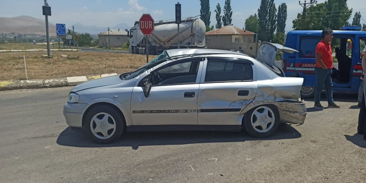 Elbistan’da iki otomobil çarpıştı: 3 yaralı