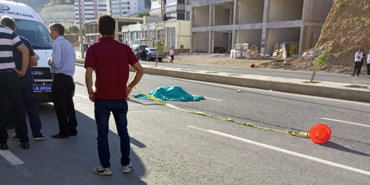 Kahramanmaraş’ta yolun karşısına geçmek isterken canından oldu  