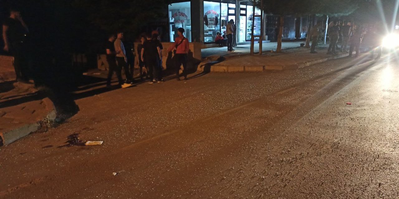 Kahramanmaraş’ta yolun karşısına geçmek isteyen kardeşlere otomobil çarptı