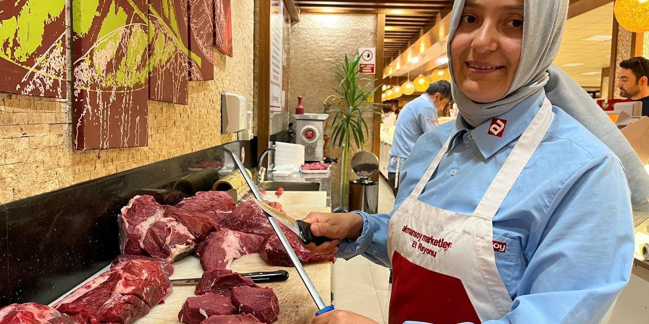 Kahramanmaraş’ta kadın kasap erkek meslektaşlarına taş çıkarıyor  