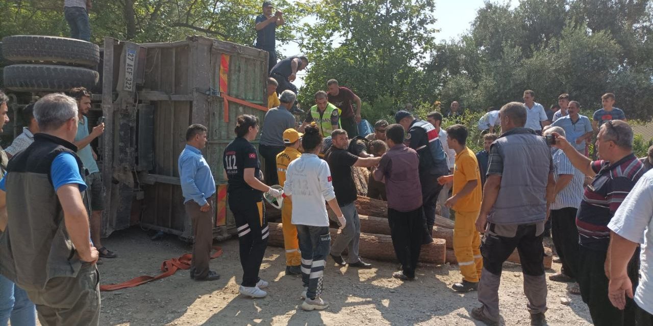 Kahramanmaraş’ta tomruk yüklü kamyon devrildi: 1 ölü 2 yaralı  