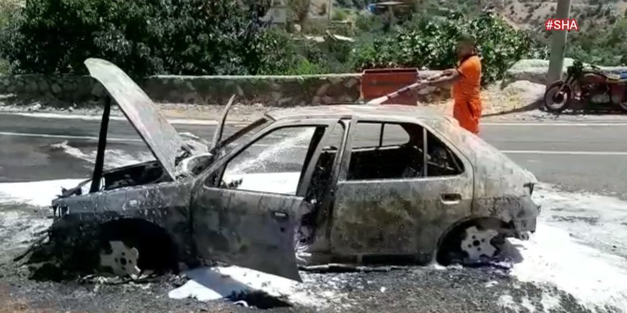 Kahramanmaraş’ta park halindeki otomobil alev topuna döndü  