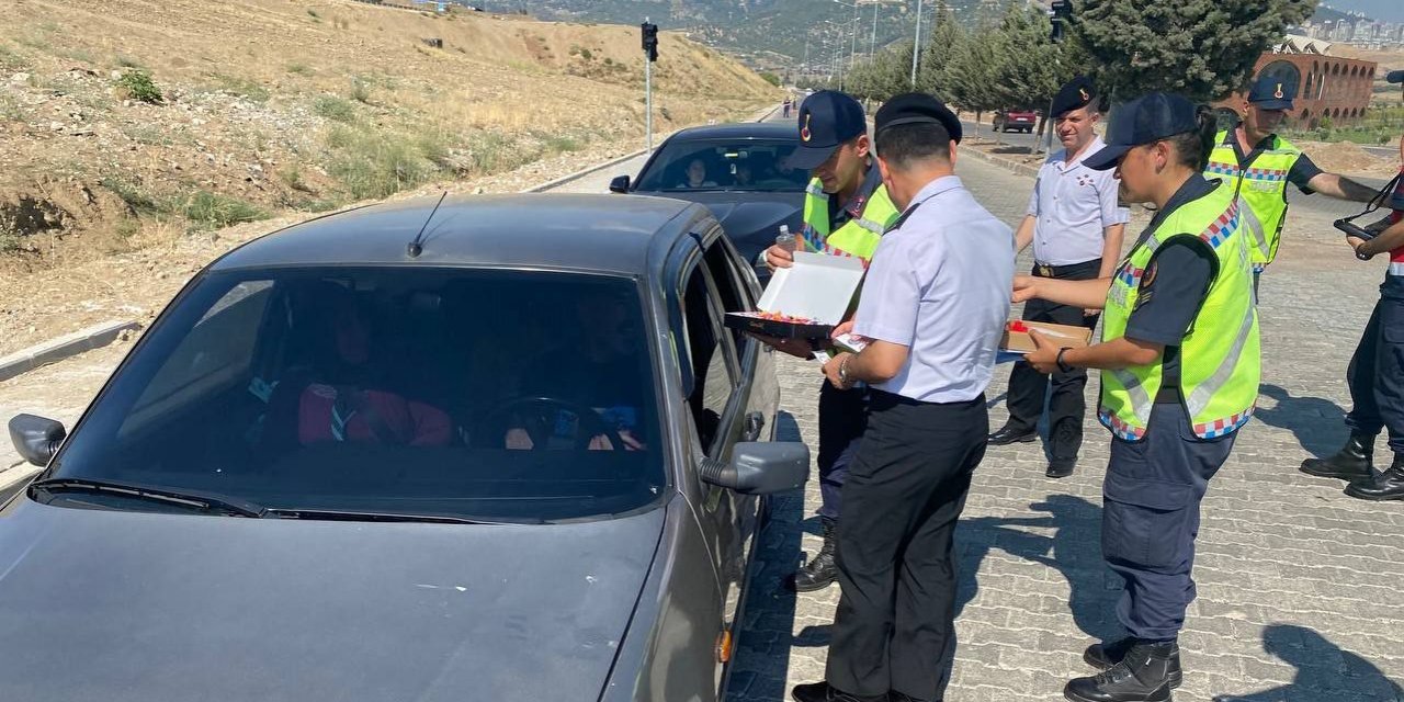 Kahramanmaraş Jandarma Komutanı sürücülerle bayramlaştı  