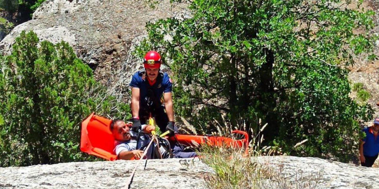 Kahramanmaraş’ta kayalıklardan düşen çobanı itfaiye ekipleri kurtardı  