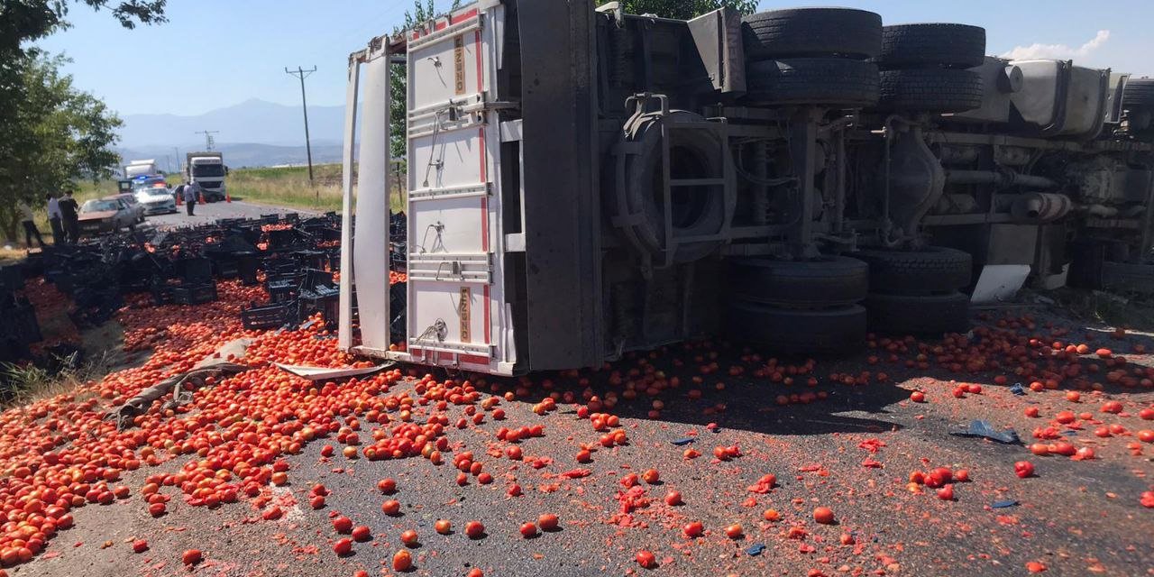 Kahramanmaraş’ta domates yüklü kamyon devrildi: 1 yaralı