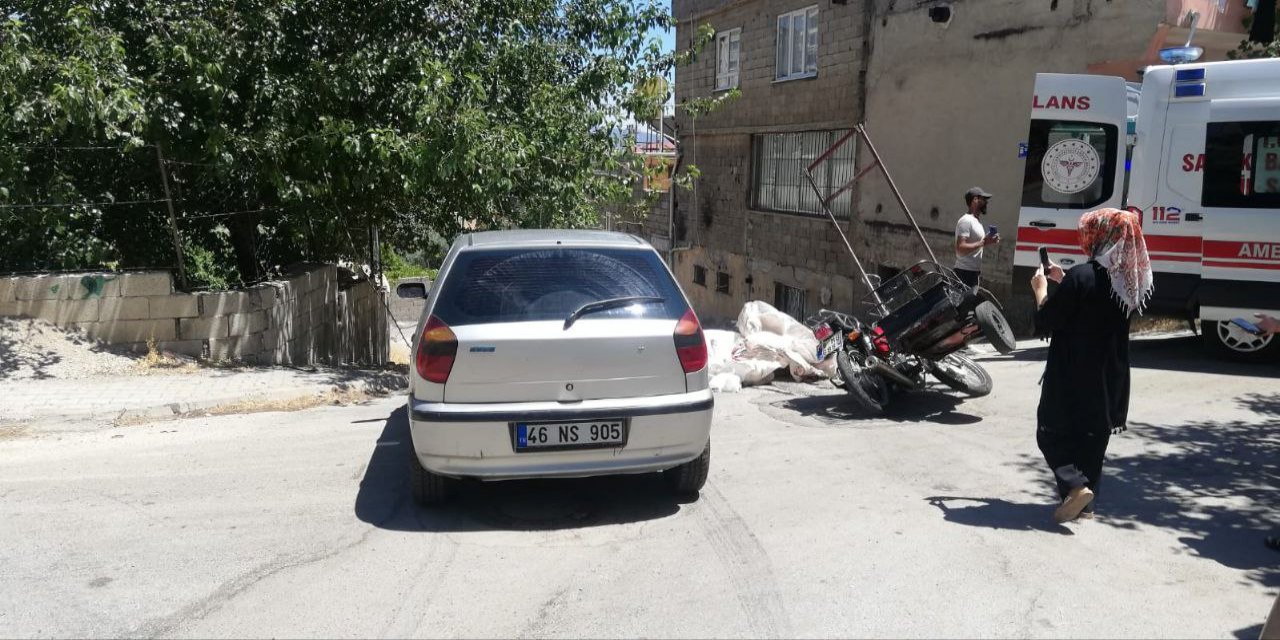 Otomobil ile sepetli motosiklet çarpıştı: 1 yaralı