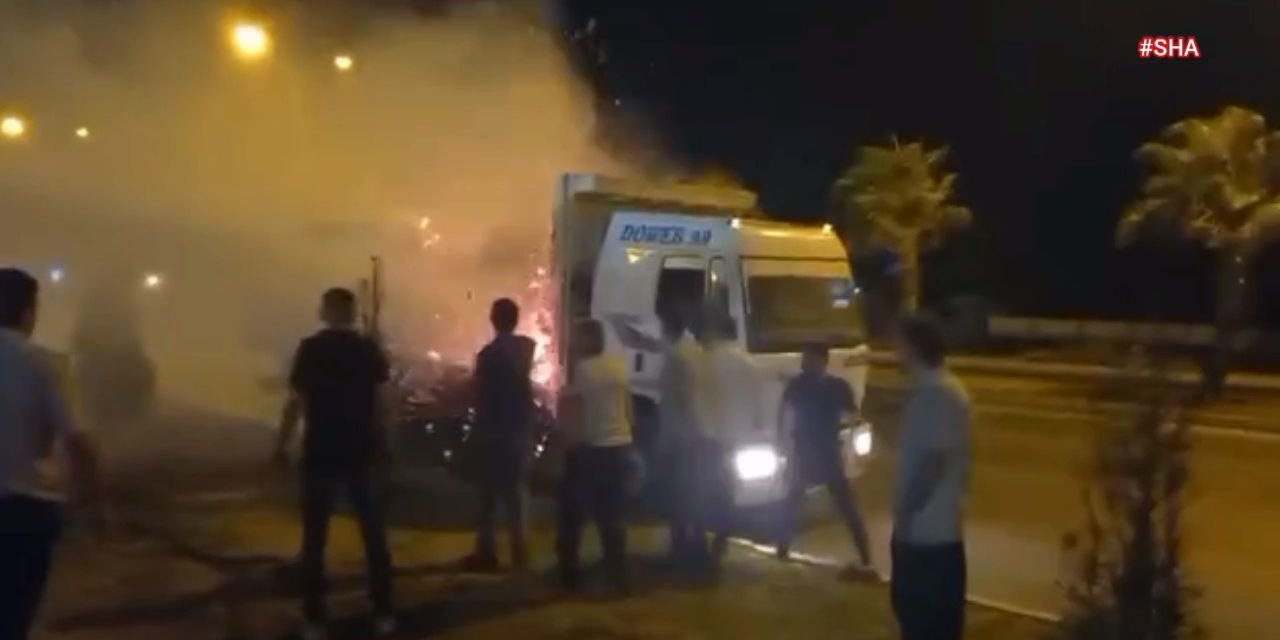 Kahramanmaraş’ta pamuk yüklü kamyon alev aldı 