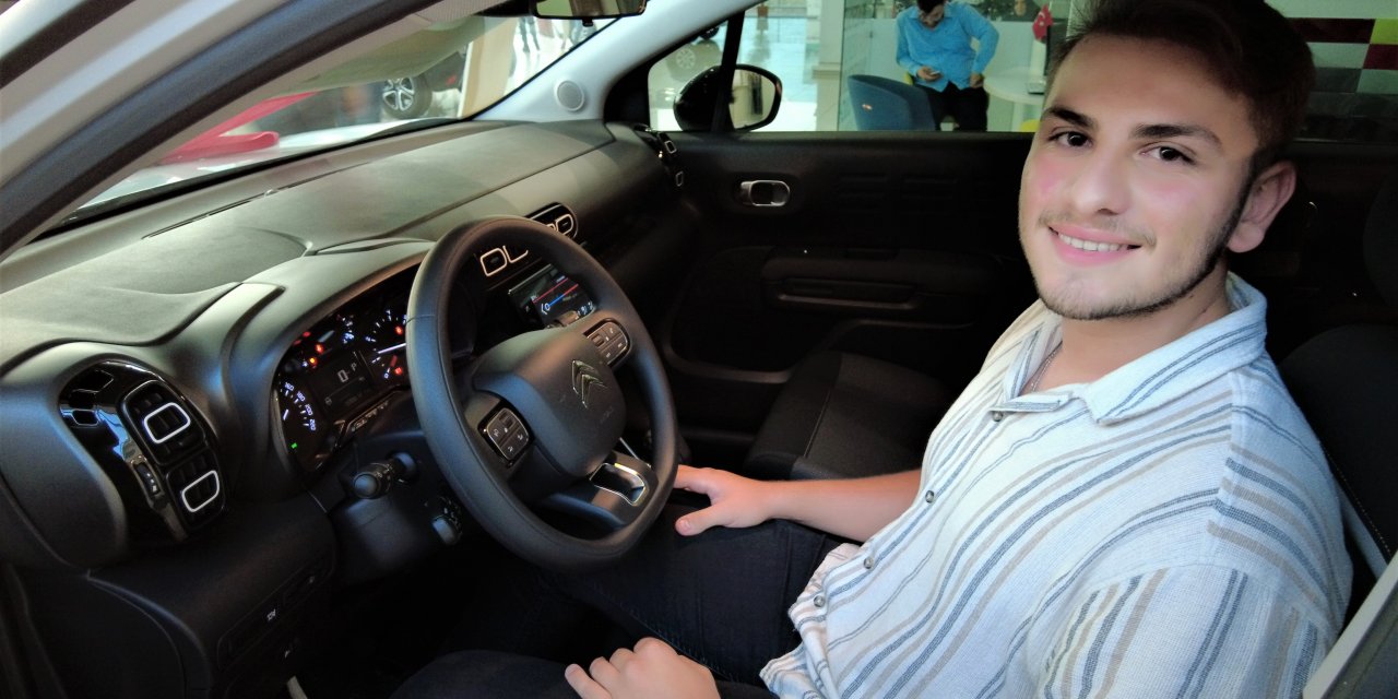 Elbistan Festivali’nin talihlisi ‘0’ kilometre otomobilini teslim aldı  