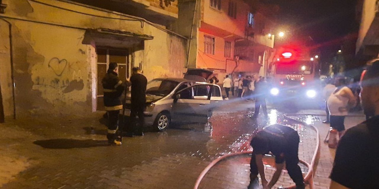 Kahramanmaraş’ta seyir halindeki otomobil alev aldı 