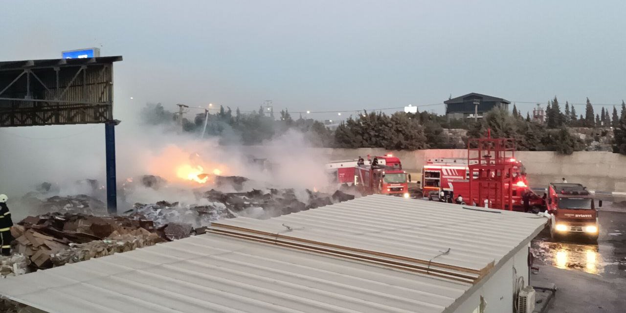Kağıt toplama merkezinde yangın  kontrol altına alındı  