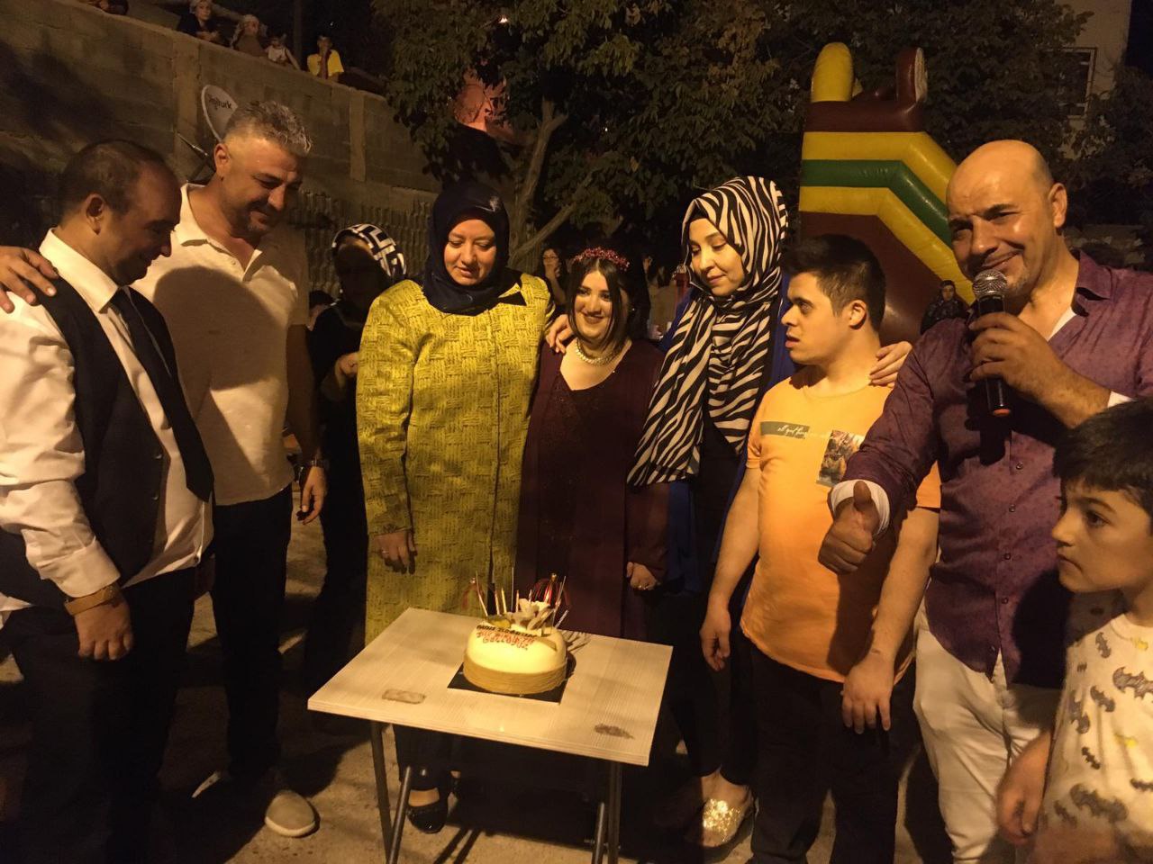 Down Sendromlu Esra’ya doğum günü sürprizi  