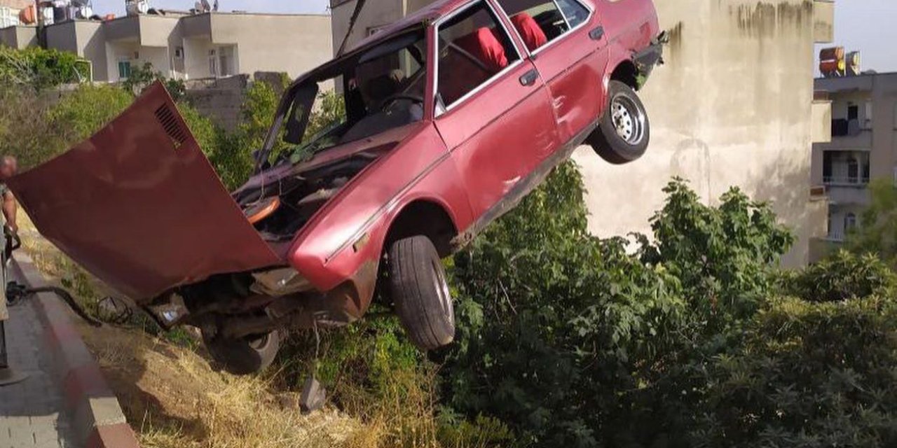 Kahramanmaraş’ta otomobil evin bahçesine uçtu  