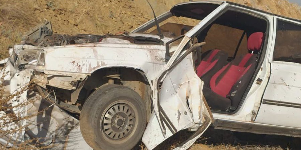 Afşin’de toprak zemine çarpan otomobil paramparça oldu: 1 ağır 2 yaralı  