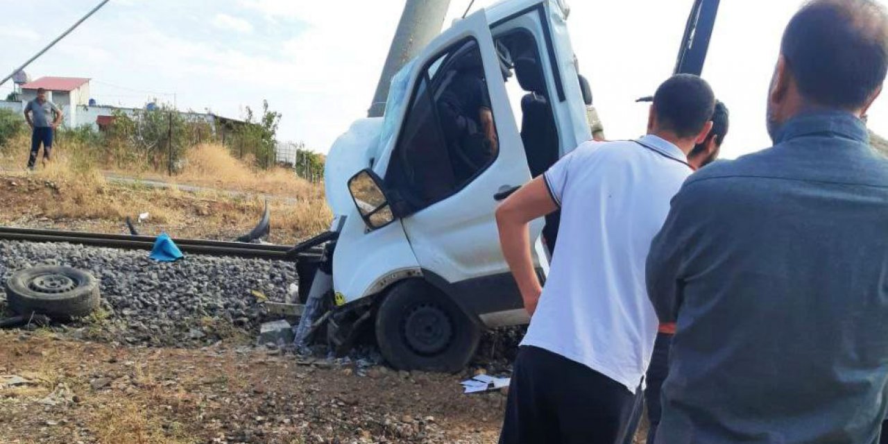 Kahramanmaraş’ta tren hemzemin geçitte komyonete çarptı: 1 ölü 