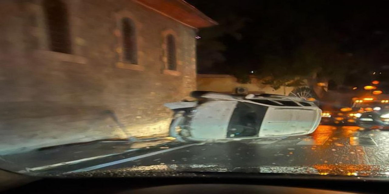 Kahramanmaraş’ta aydınlatma direğine çarpan otomobil devrildi  