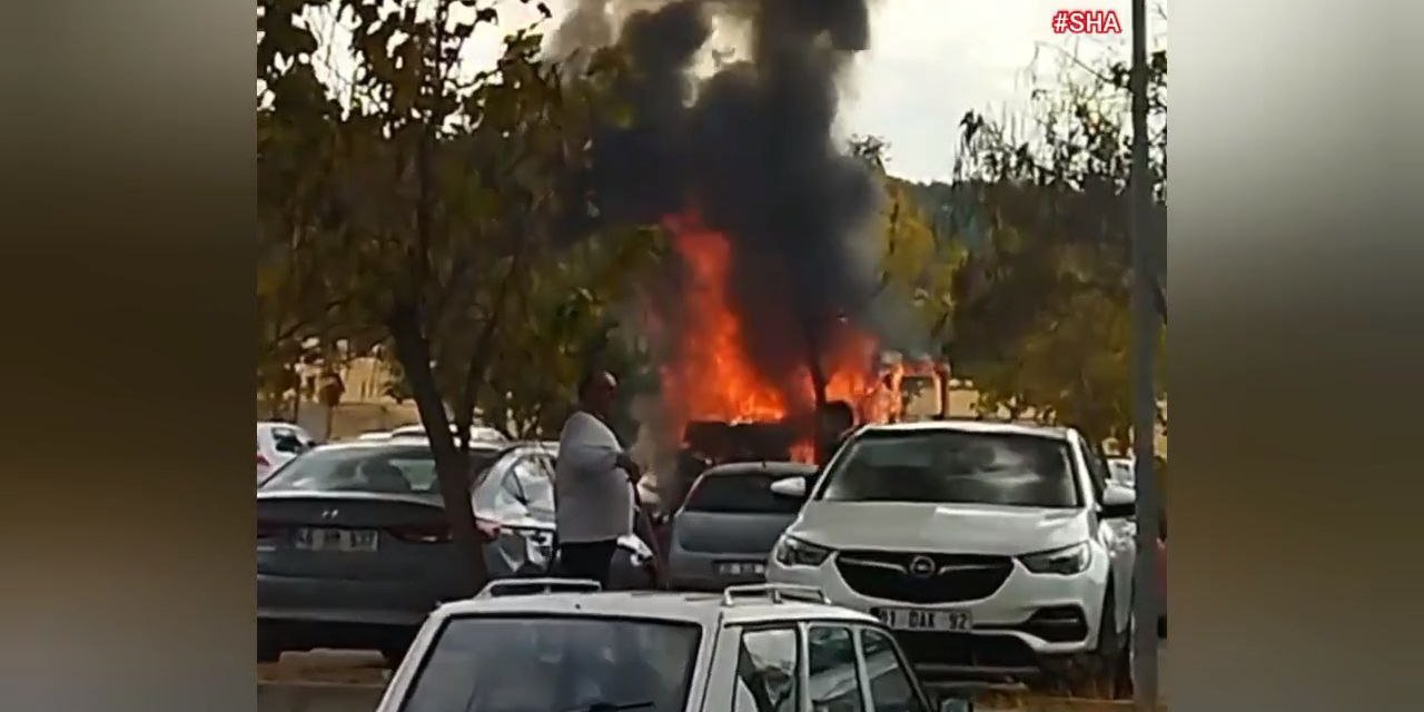 Kahramanmaraş’ta park halindeki araç alev aldı 