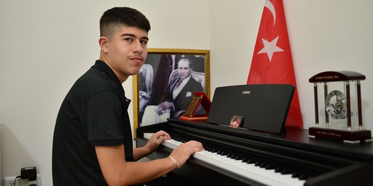 Kahramanmaraşlı Otizmli Piyanist Kubilay'dan Cumhuriyet Resitali