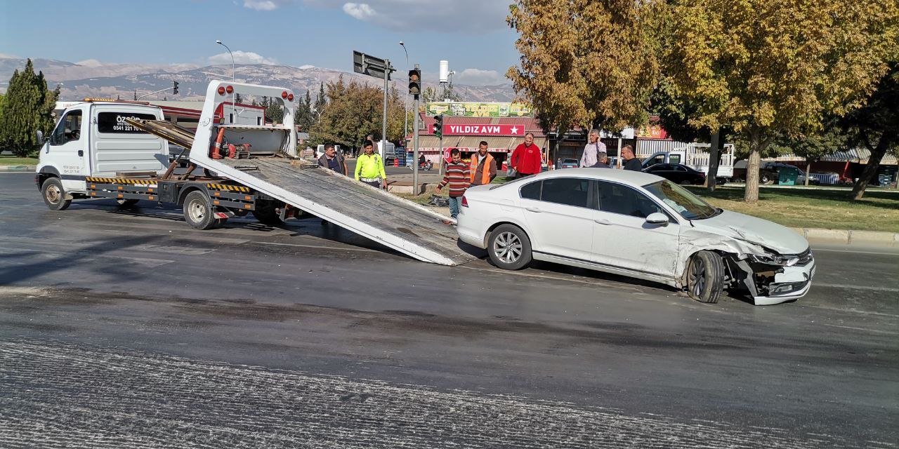 Kahramanmaraş'ta iki otomobil kafa kafaya çarpıştı: 1 yaralı