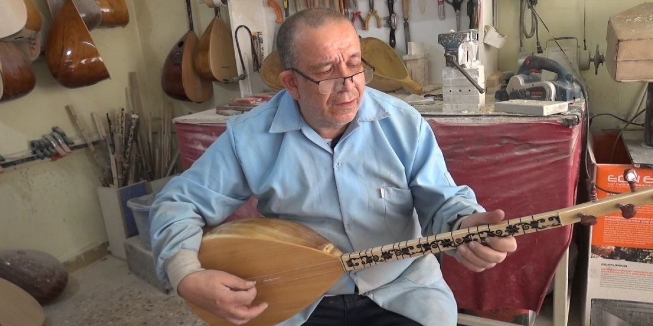 Kahramanmaraş’ta 40 yıldır dut ağaçlarının bam teline vuruyor 