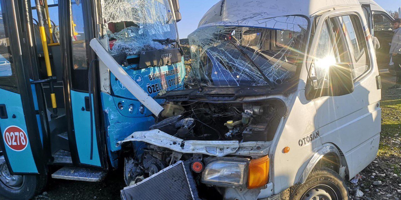 Kahramanmaraş’ta halk otobüsü ile minibüs çarpıştı: 4 yaralı 