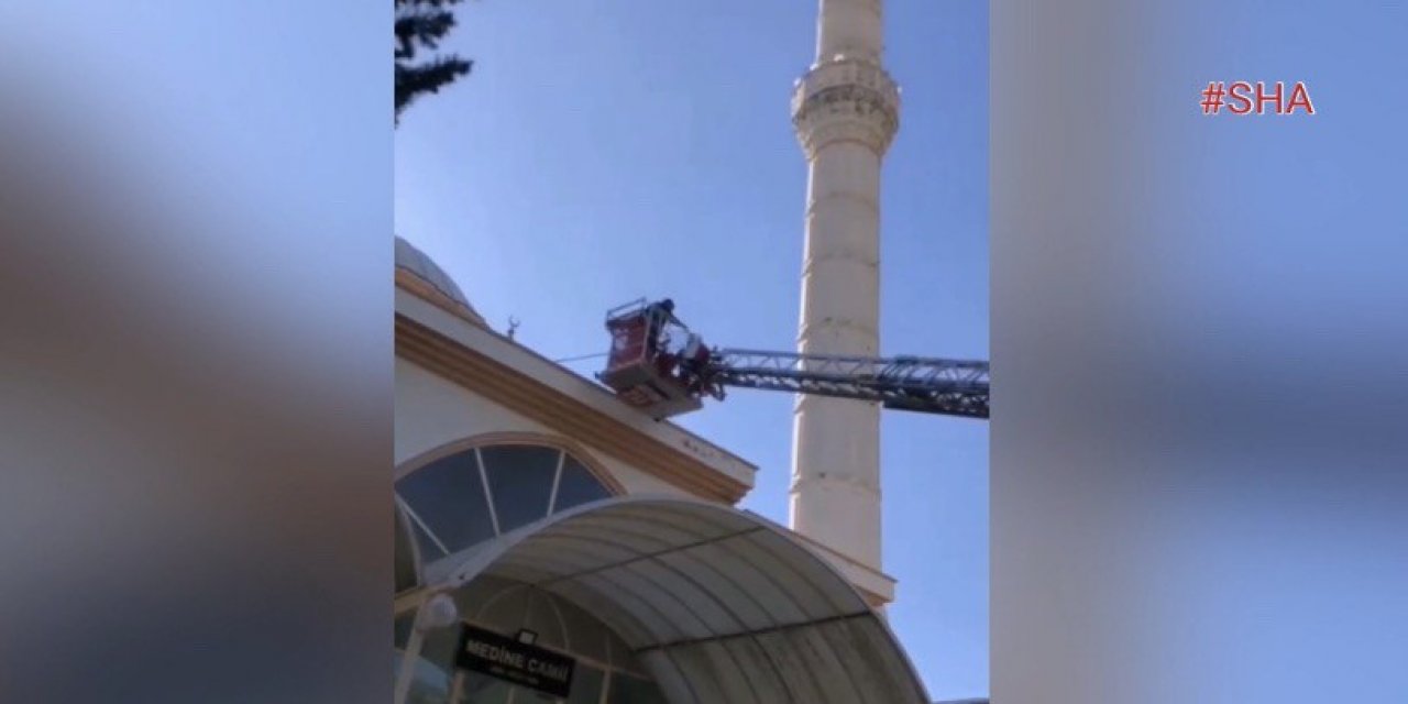 Kahramanmaraş’ta cami kubbesinde mahsur kalan kedi kurtarıldı 