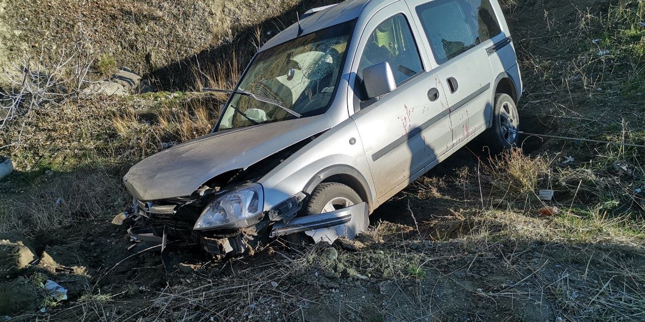 Andırın’da hafif ticari araç şarampole uçtu: 4 yaralı