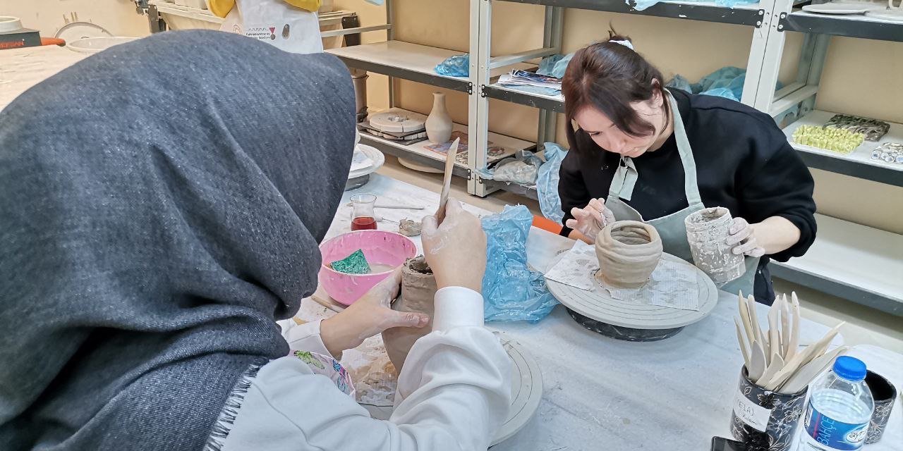 Kahramanmaraş’ta çamuru sanata dönüştürüyorlar