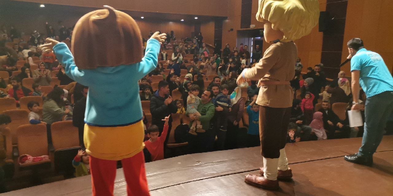 Sevilen çizgi film kahramanları Kahramanmaraş’ta miniklerle buluştu 