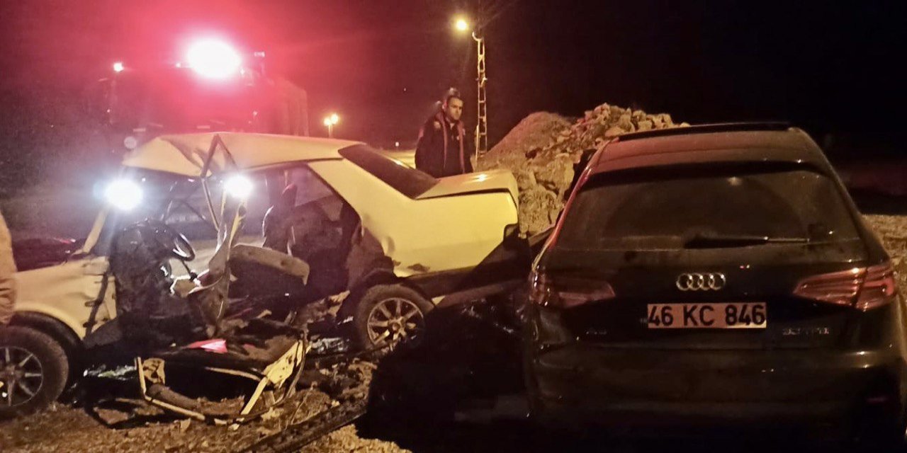 Afşin’de iki otomobil çarpıştı: 5 yaralı 