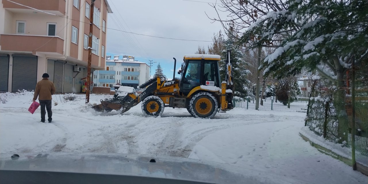 Beklenen kar geldi, belediye ekipleri seferber oldu
