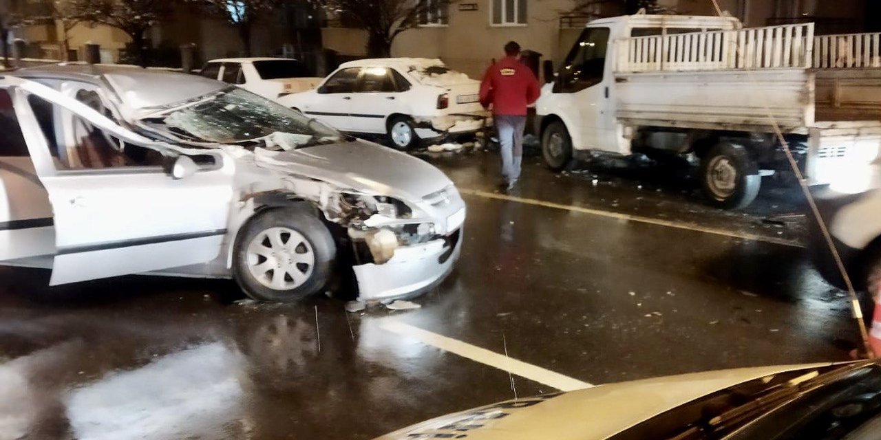 Kahramanmaraş’ta otomobiliyle park halindeki araçları biçti: 3 yaralı
