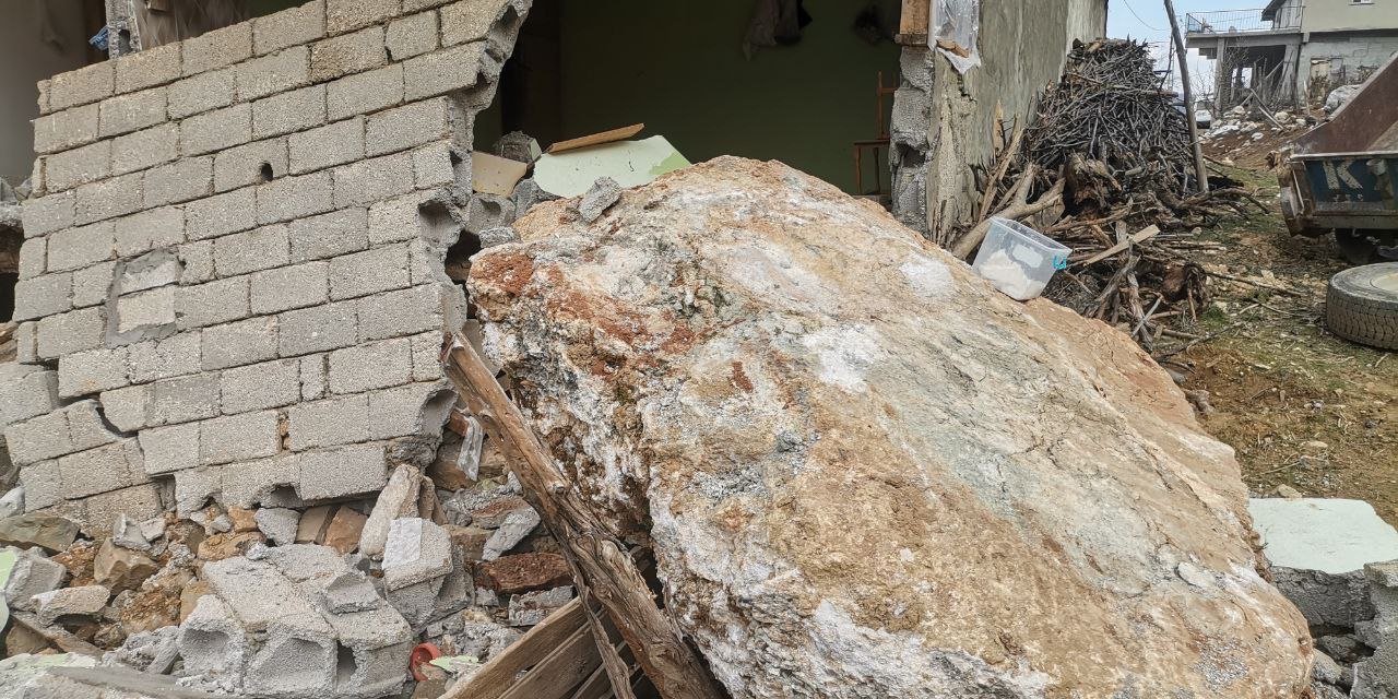 Kahramanmaraş’ta dev kayalar köyün üzerine düştü