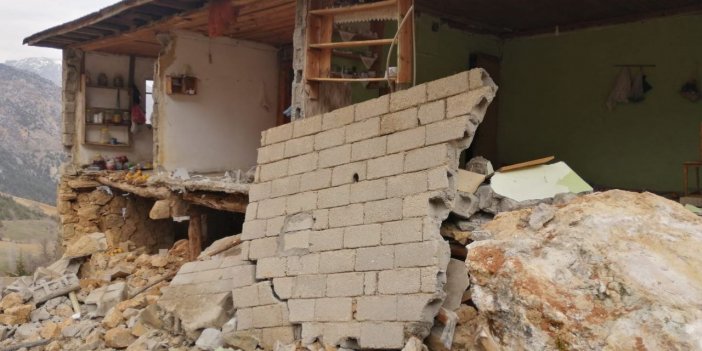 Kahramanmaraş’ta dev kayalar köyün üzerine düştü