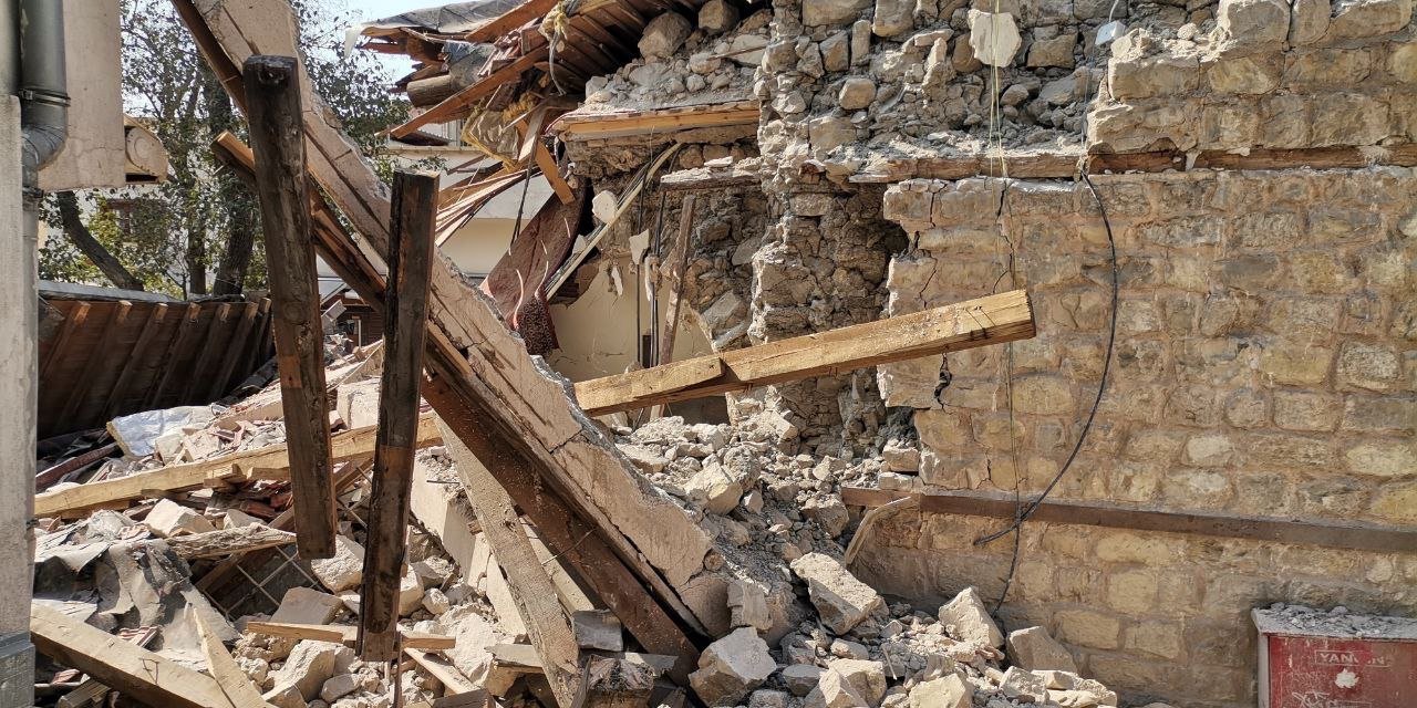 Kahramanmaraş'ta meydana gelen deprem esnasında 405 yıllık tarihi Saraçhane camisi yerle bir oldu.