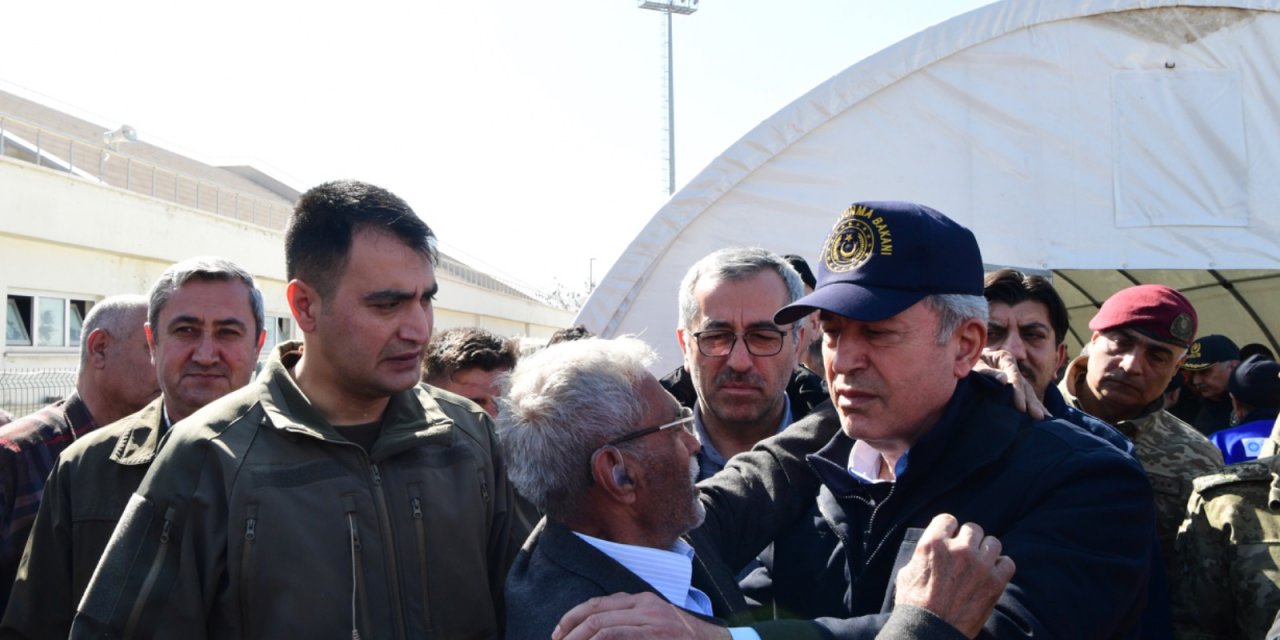 Başkan Güngör, Bakan Akar'la Depremzedelere Ziyaret