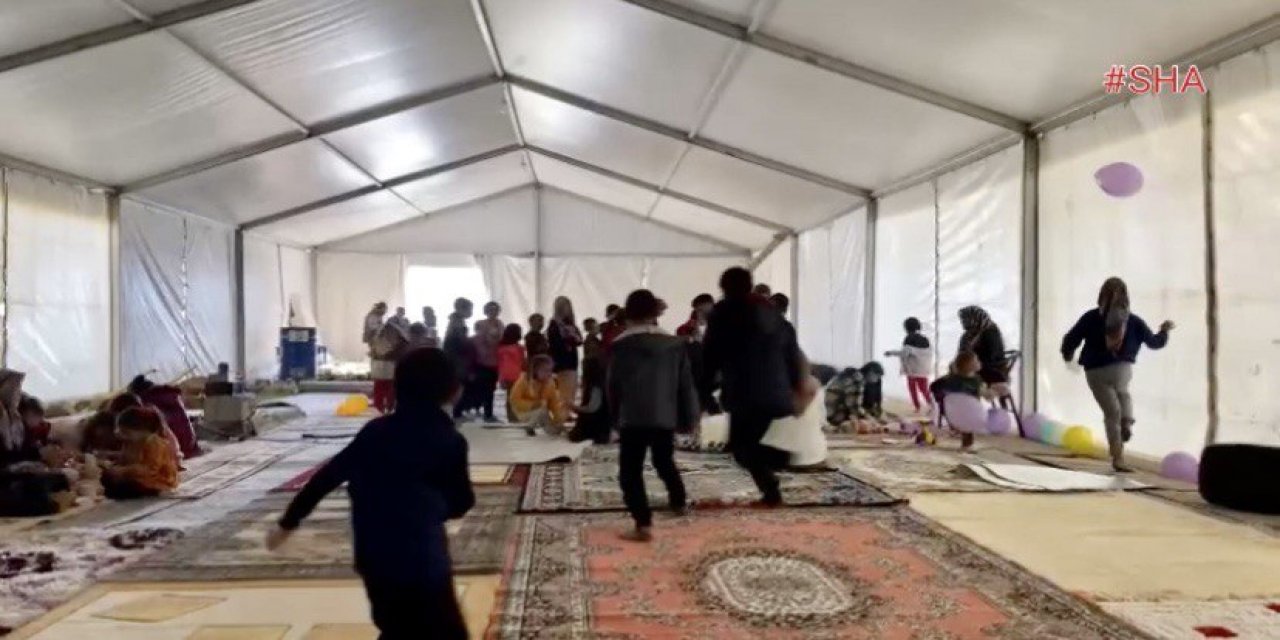 Cami imamı depremzede çocuklar için şarkı söyledi