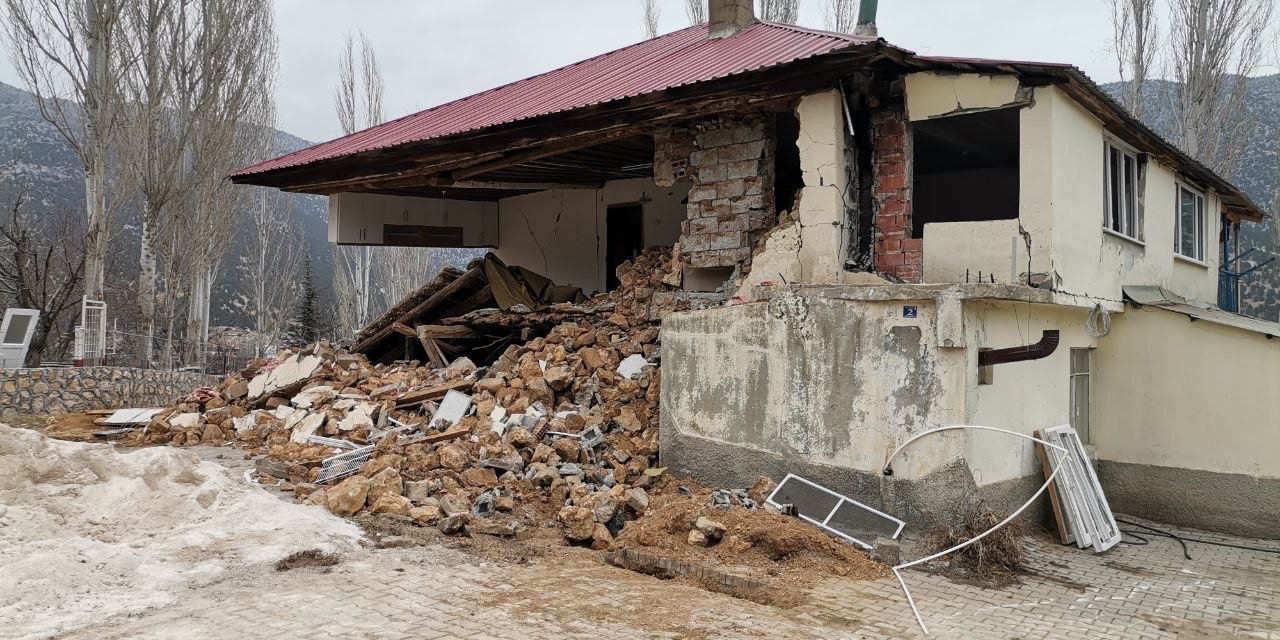 Kahramanmaraş’ta yıkılan evinde 85 yıllık hatırasını aradı