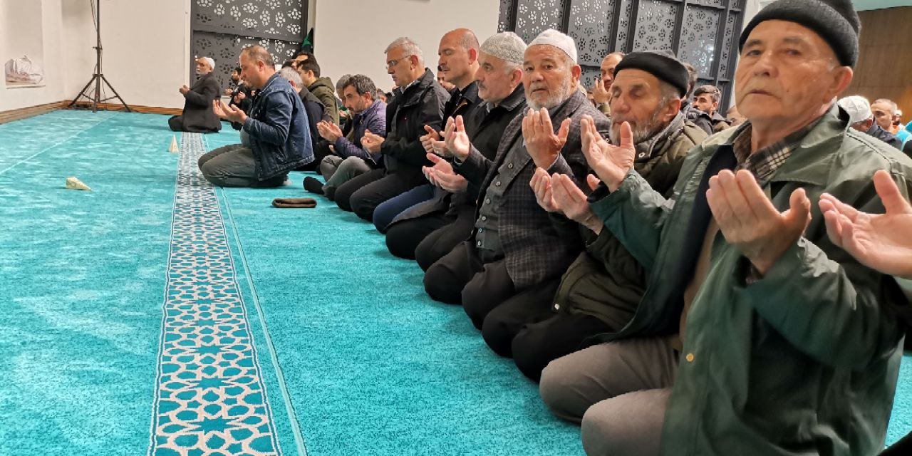 Kahramanmaraş’ta deprem şehitleri adına mevlidi şerif okundu