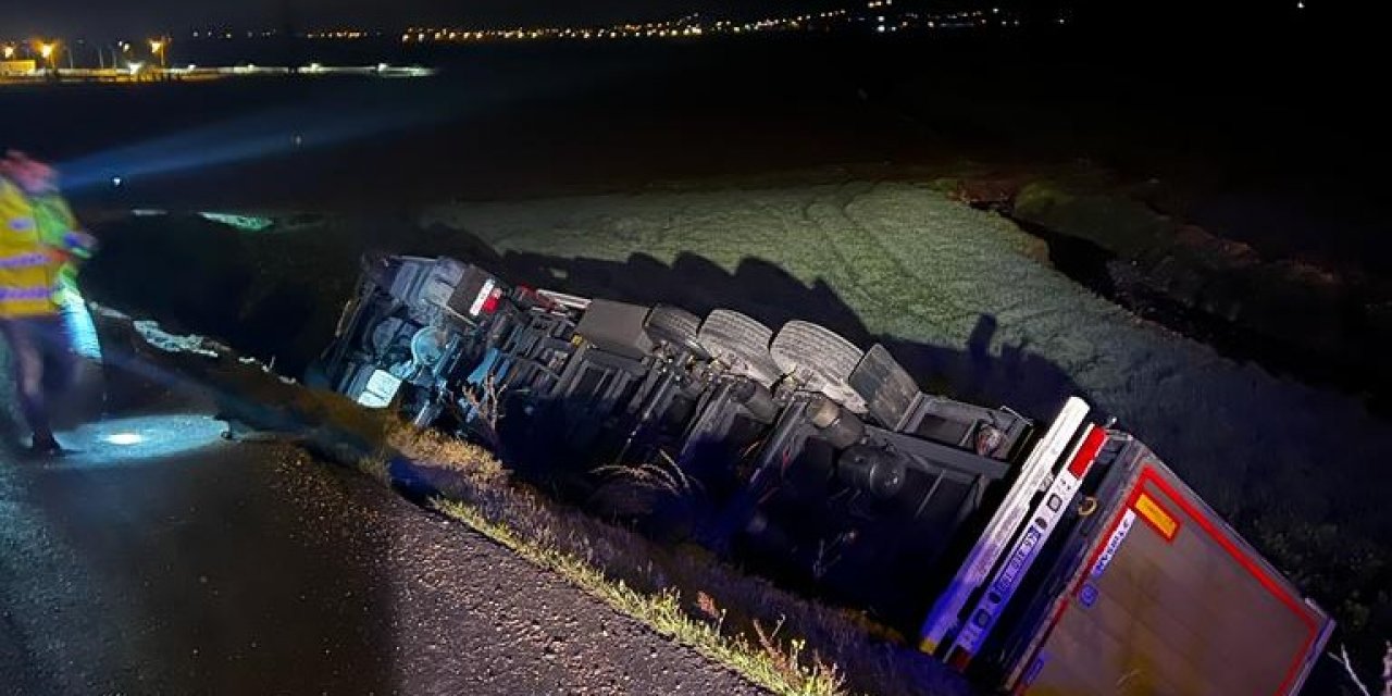 Kahramanmaraş’ta yardım tırı şarampole devrildi