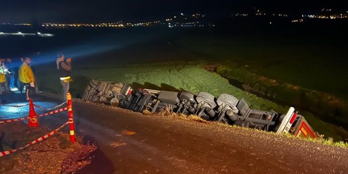 Kahramanmaraş’ta yardım tırı şarampole devrildi