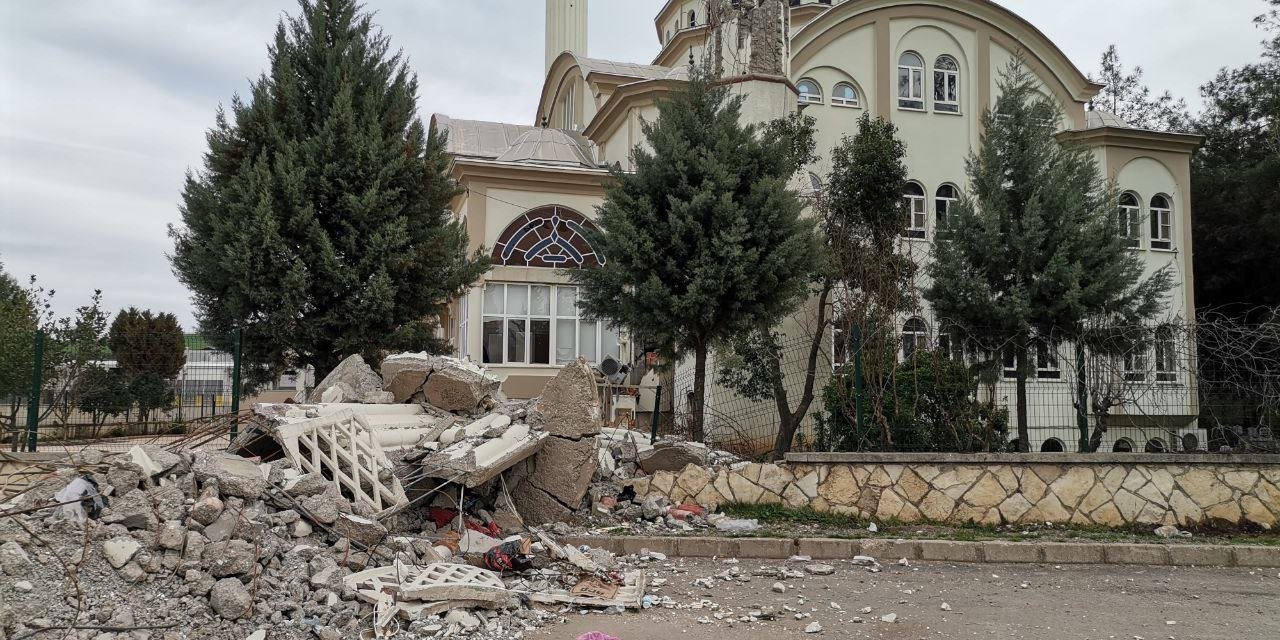 Türkoğlu Kılılı çifte minareli cami de ağır hasar aldı