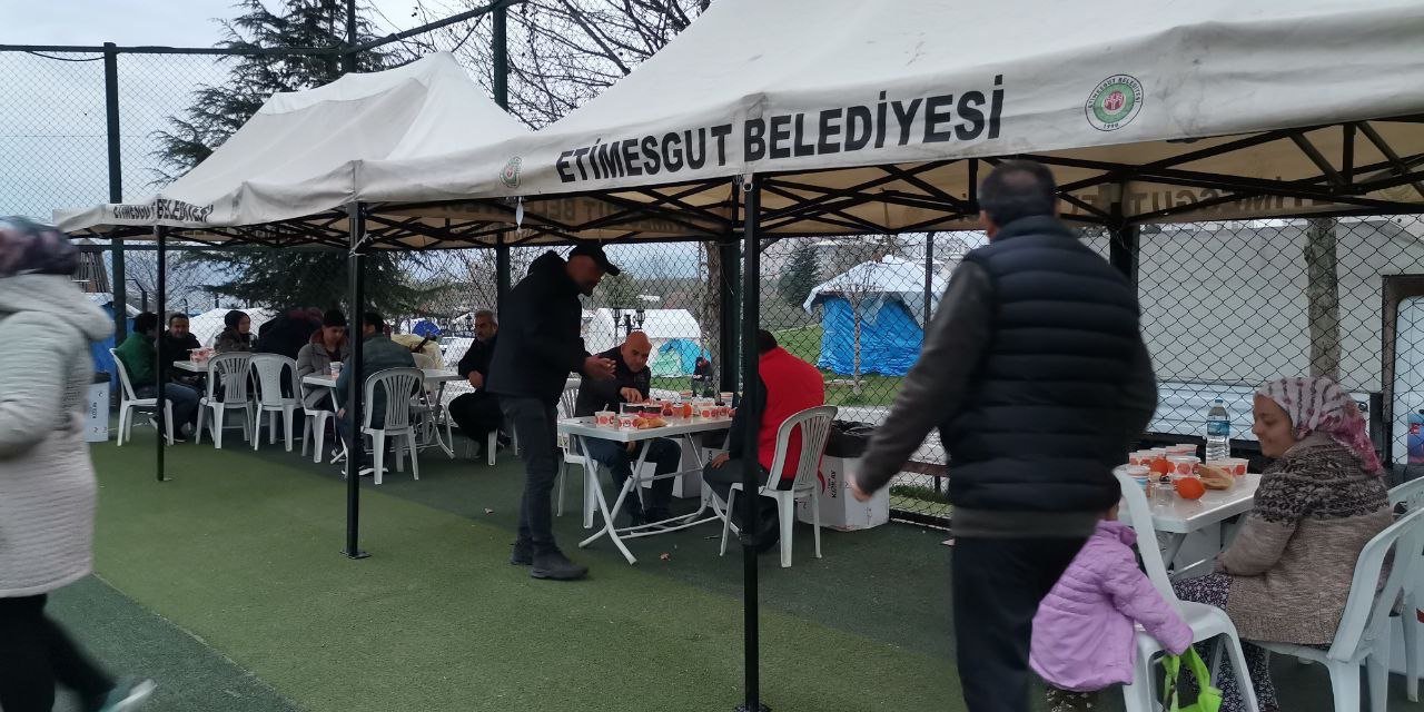 Etimesgut Belediyesi’nden Kahramanmaraş'ta depremzedelere iftar ve sahur ikramı