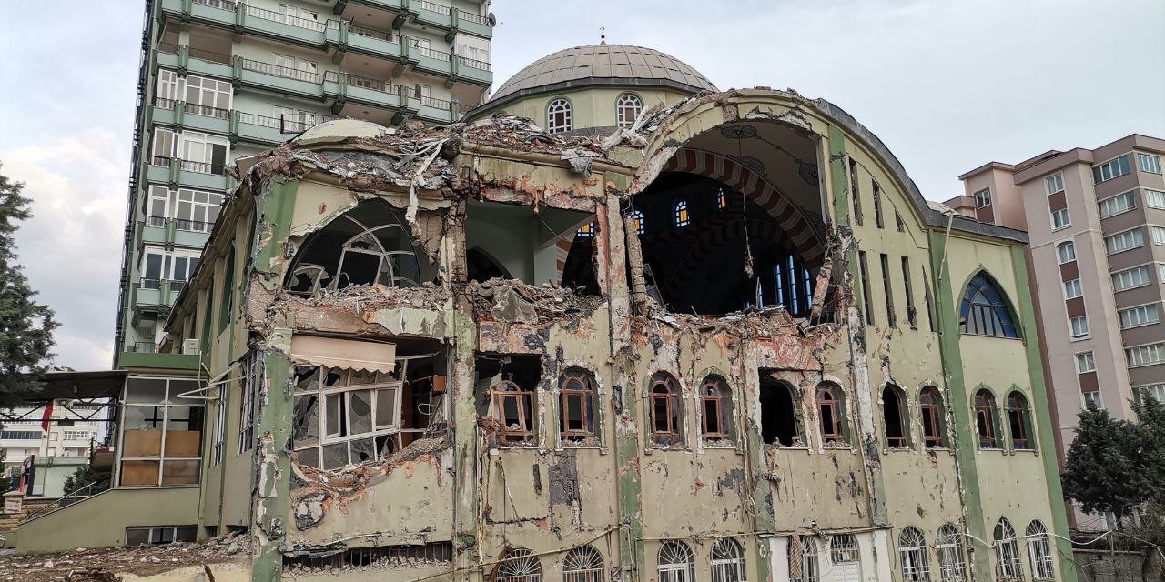 Depremde hasar alan minareler kontrollü olarak yıkılıyor