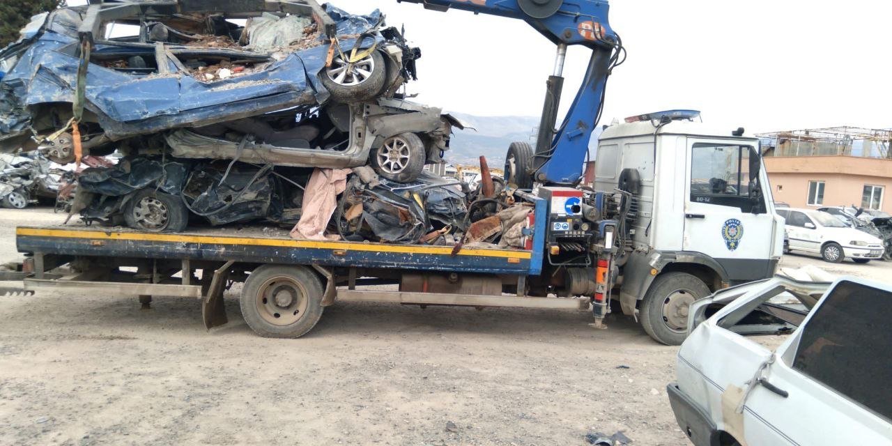 Enkazdan çıkarılan hurdaya dönmüş araçlar sahiplerini bekliyor