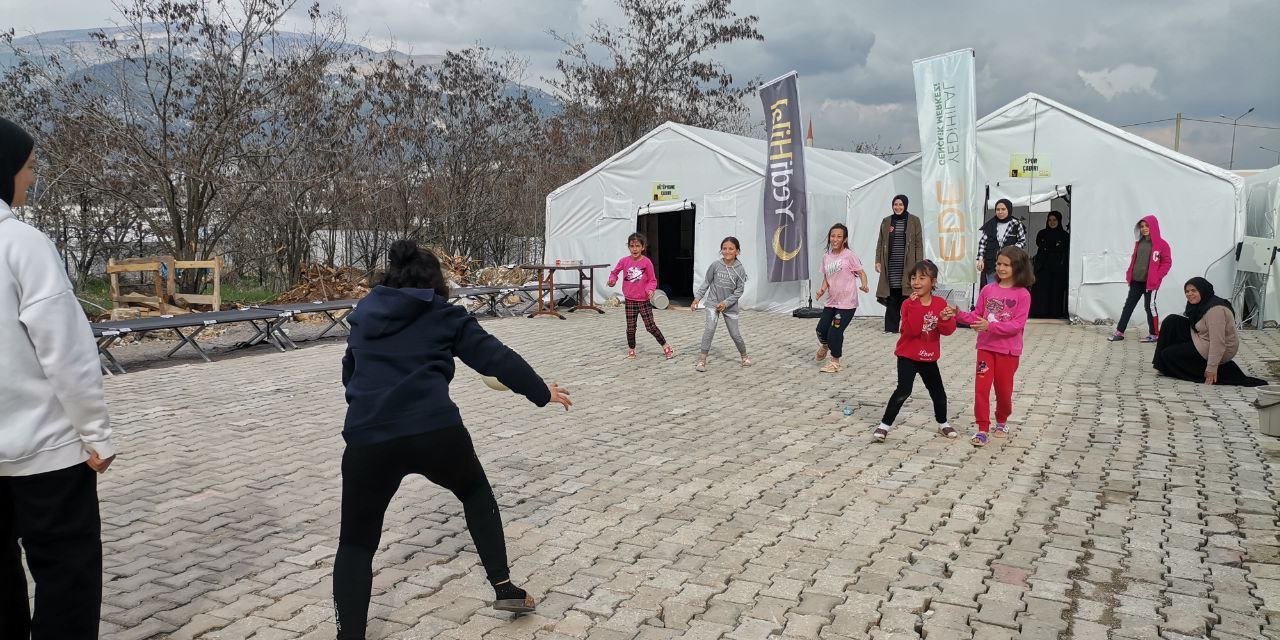Deprem bölgesinde gençlik merkezi kuruldu 